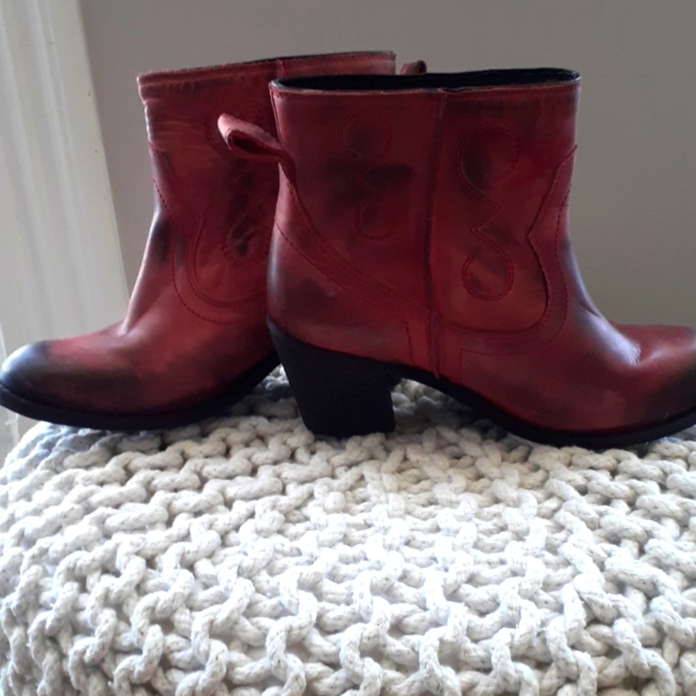 Anthropologie beautiful burgandy red ankle 👢 boots! Size 7.5